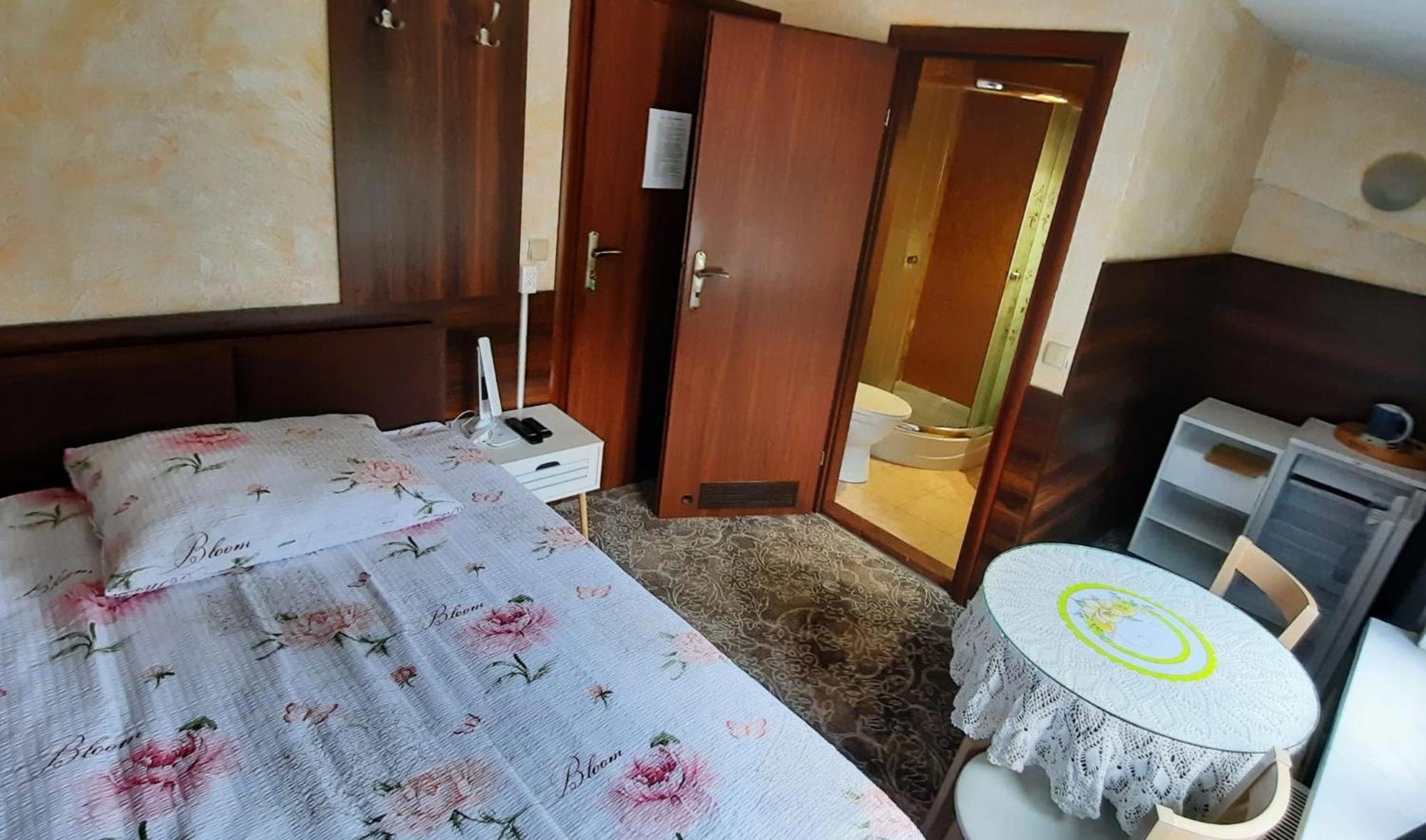 Noclegi Hostel *
