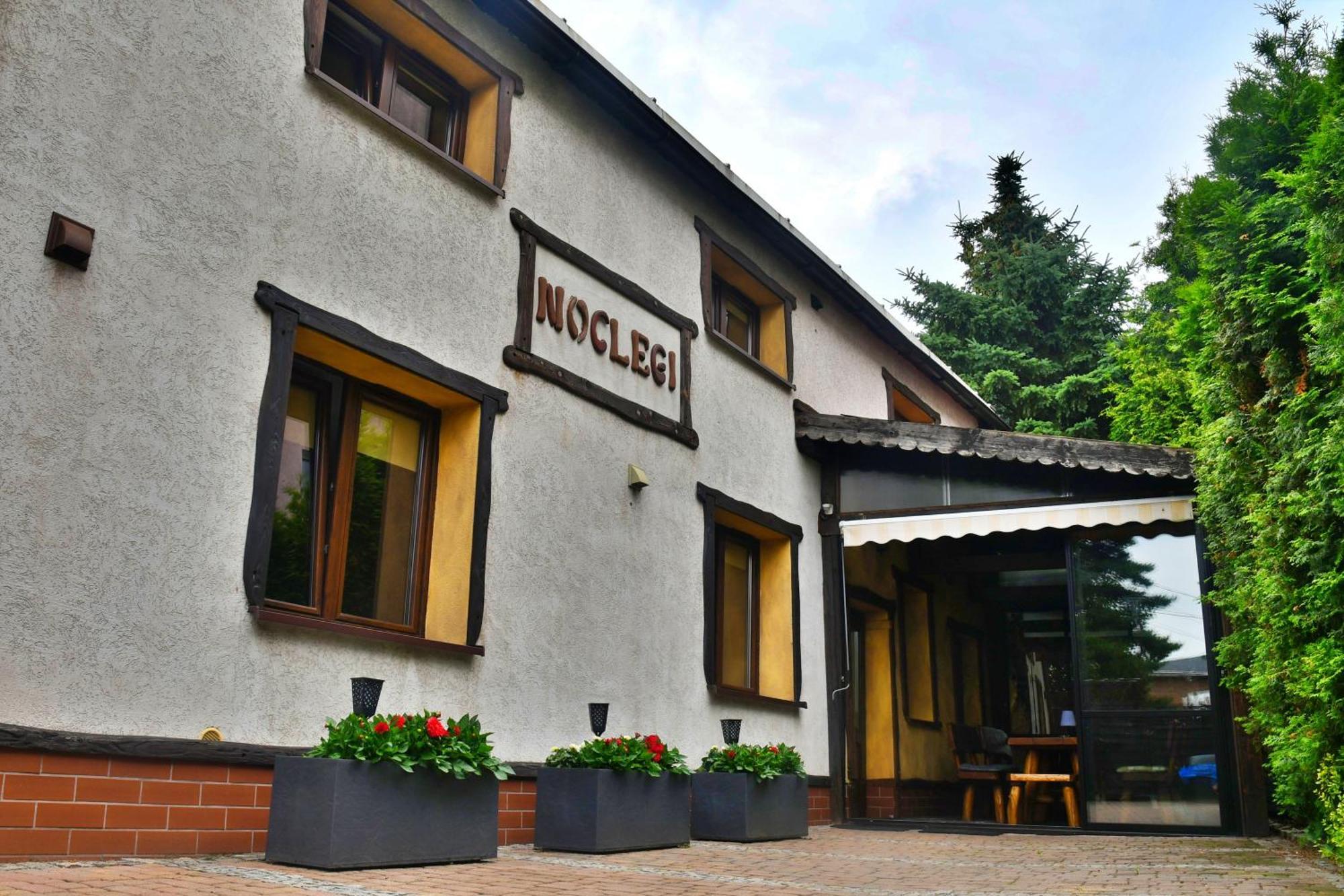 Noclegi Hostel *
