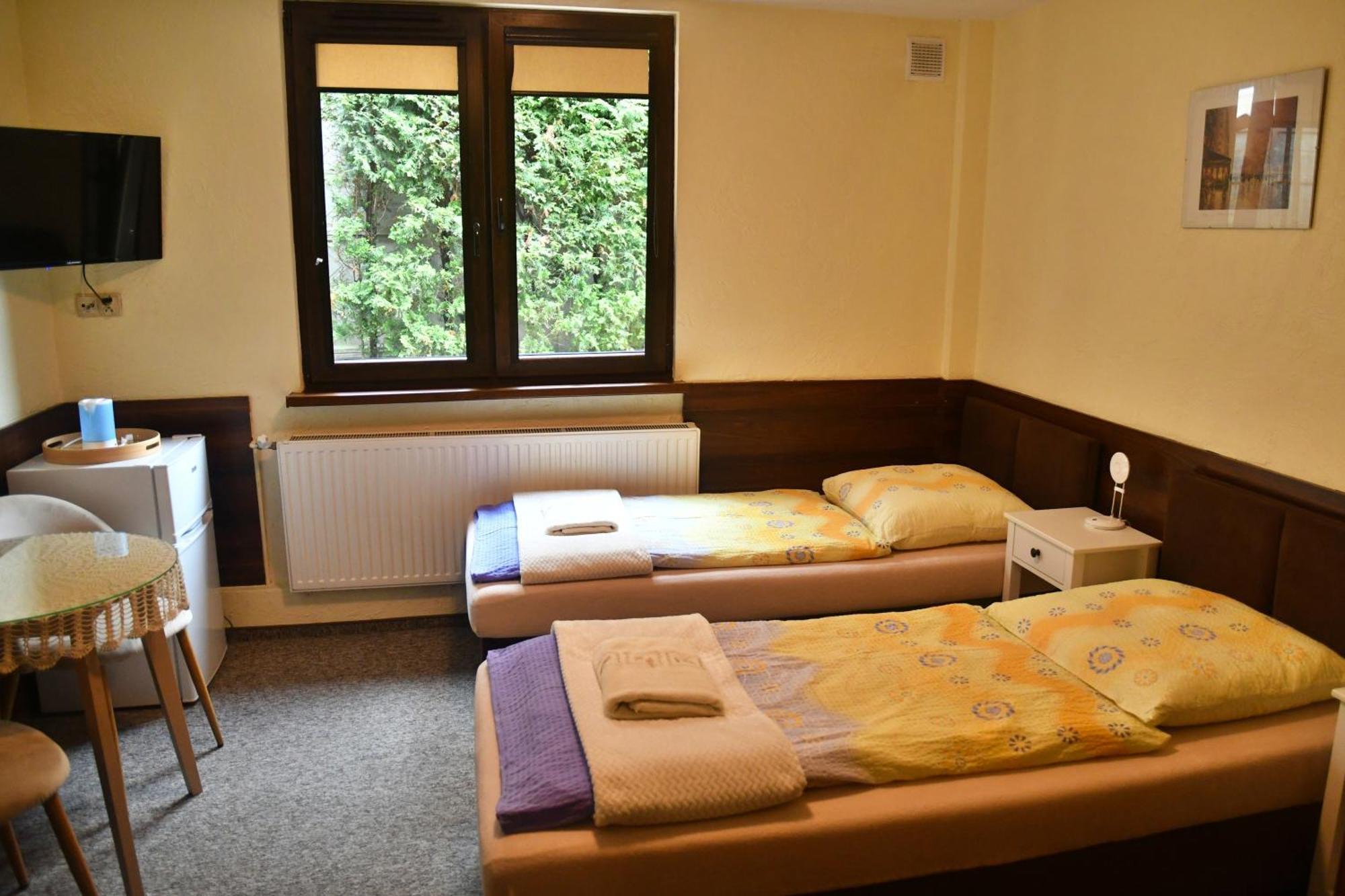 Noclegi Hostel *